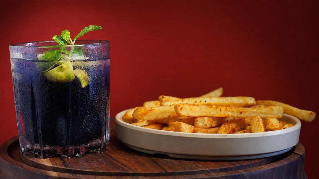 Blue mojito with fries